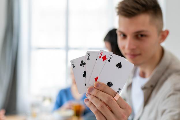 Players competing in a Teen Patti Muflis